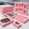 Espuma antiestática de poliuretano color rosa para protección de componentes electrónicos, circuitos impresos e instrumentos de precisión durante almacenamiento y transporte.